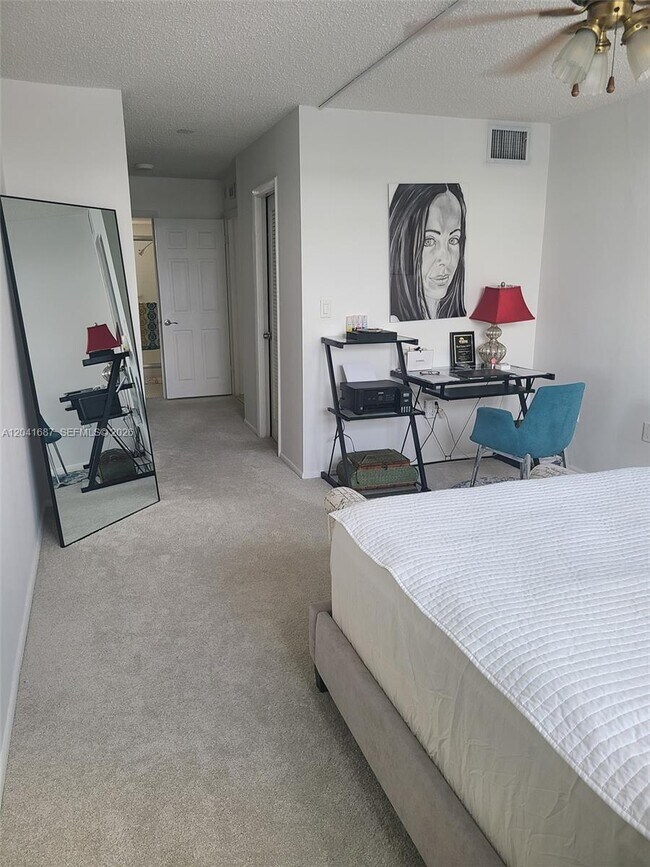 Building Photo - 1075 NE Miami Gardens Dr