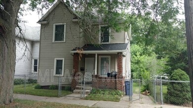 Building Photo - 921 Dayton St SW