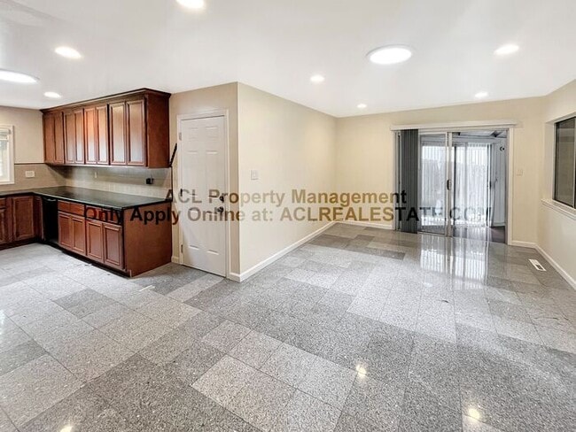 Building Photo - Bright 3-Bed, 2-Bath Hayward Hills Home wi...