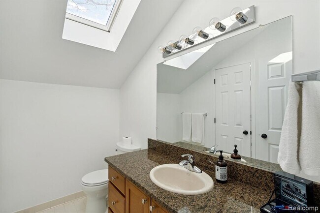 Building Photo - 677 E Lincoln St