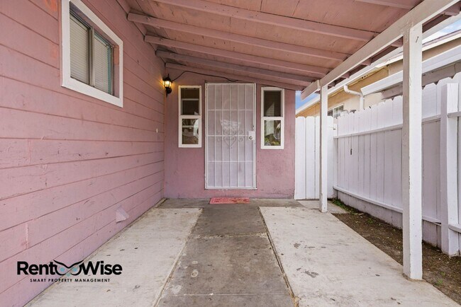 Building Photo - 657 Hurlingame Ave