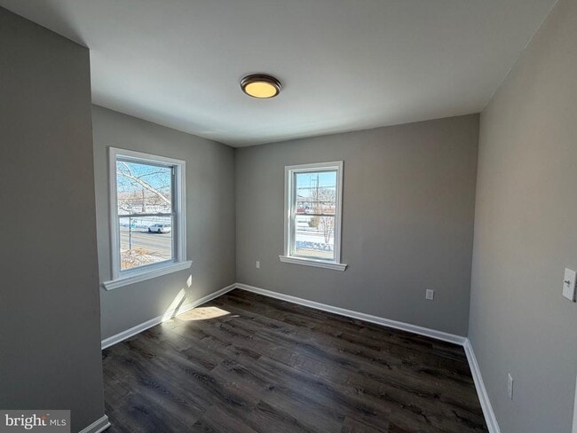 Building Photo - 317 W Broad St