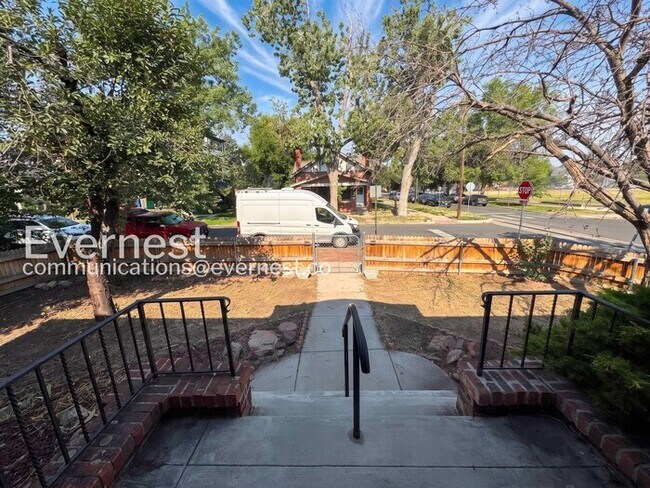 Building Photo - 3 Bed, 2 Bath Home with Garage / Available Soon!