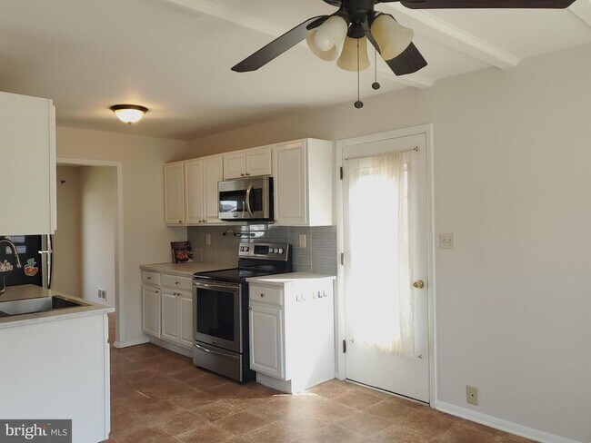 Building Photo - 702 W Edmonston Dr