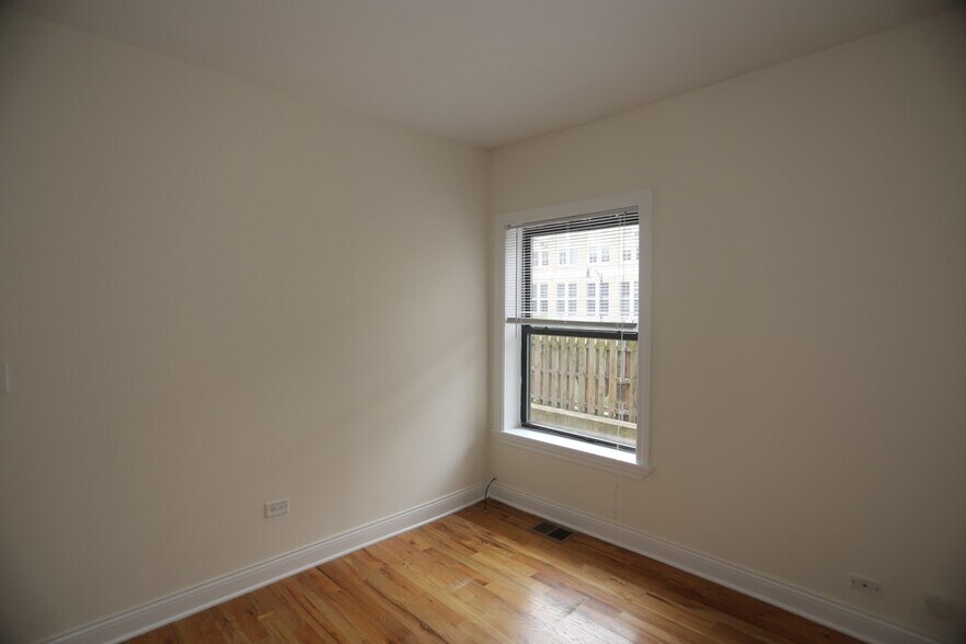 Building Photo - 832 W Waveland Ave