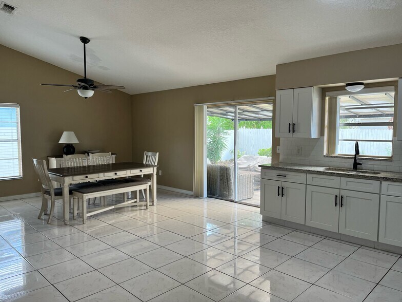 Building Photo - 111 Rosewood Ct