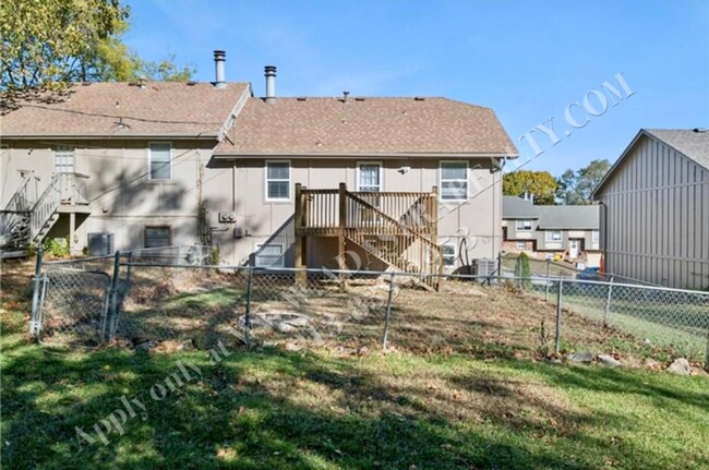 Building Photo - Adorable 3 Bed 2 Bath Duplex in Olathe-Available NOW!!