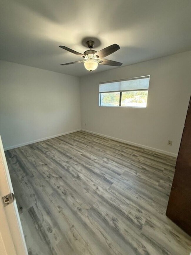Building Photo - Wonderful Home 3 bed 1 bath with a Great Yard