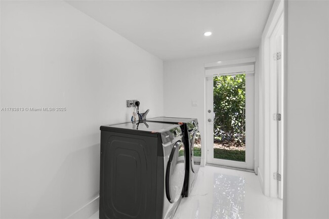 Building Photo - 7420 Beach View Dr