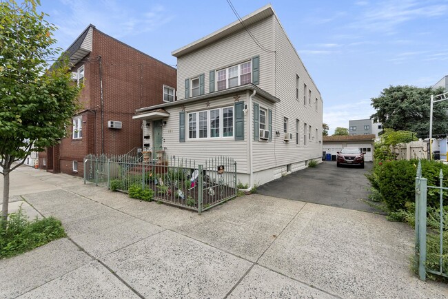 Building Photo - 221 Quincy Ave