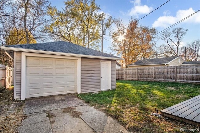 Building Photo - 565 W Saratoga St