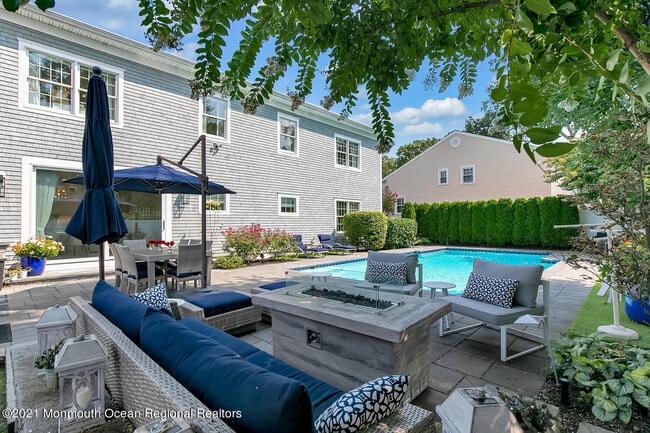 Building Photo - 2211 3rd Ave