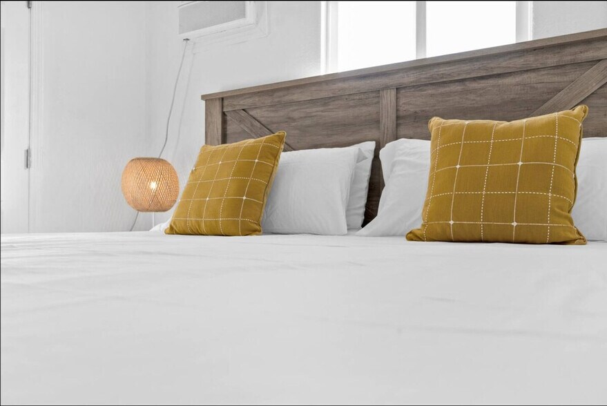 Building Photo - 1023 NW 23rd Ave