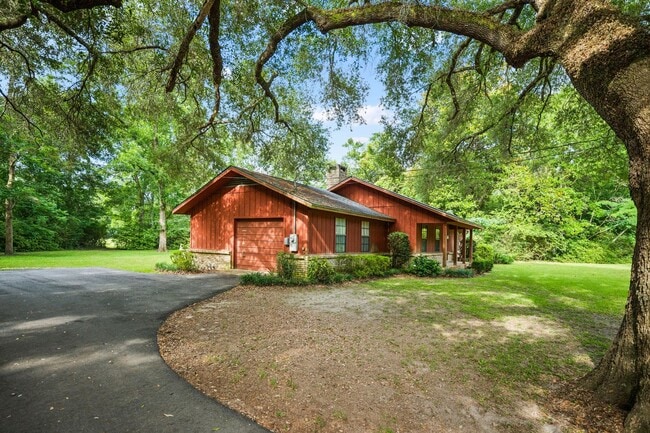 Building Photo - 18050 Steele Dr