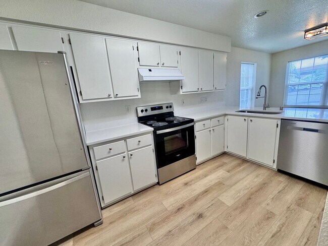 Building Photo - MOVE IN SPECIAL!  Beautifully Remodeled, Easy Living Townhome. Location, Location!