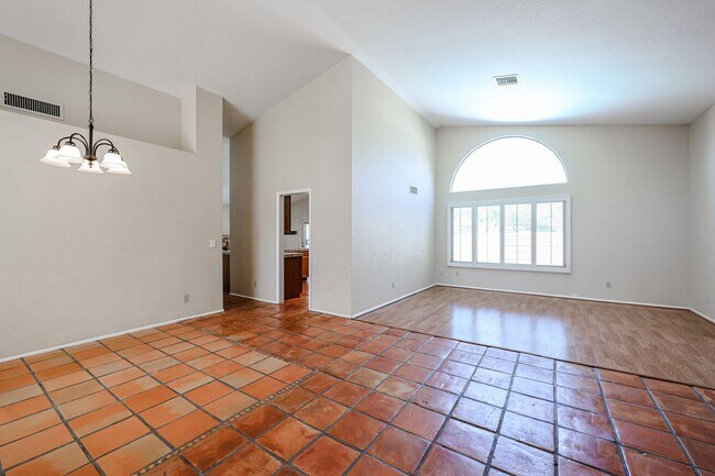 Building Photo - Welcome to this stunning 4 bedroom, 2 bath...