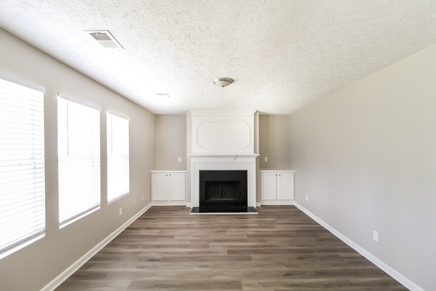 Building Photo - 6583 Carriage Ln