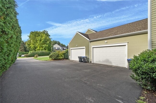 Building Photo - 20 Vanderbilt Ln
