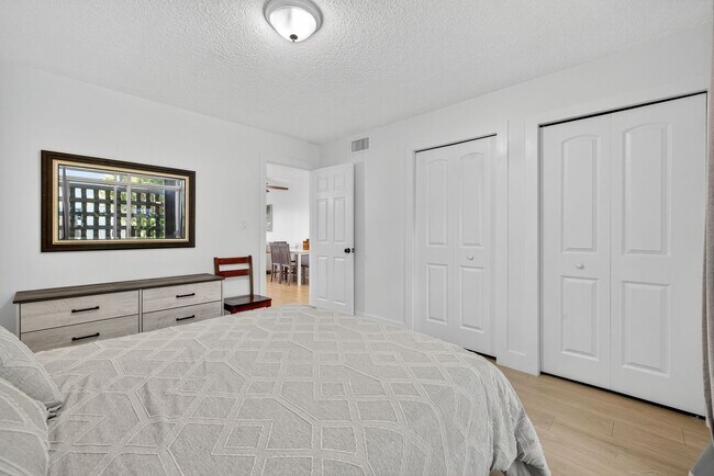 Building Photo - Vacation Rental 1 Bedroom 1 Path