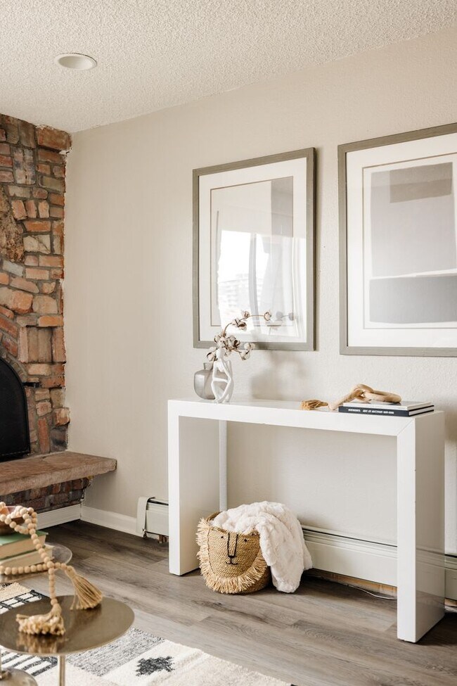 Building Photo - Top-Floor 2BD, 1BA Cap Hill Condo with Par...