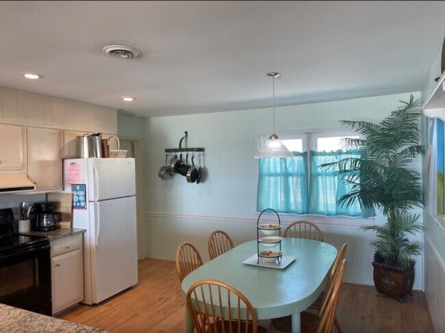 Building Photo - VINTAGE BEACHFRONT COTTAGE PERFECT FOR COZY WINTER GETAWAY