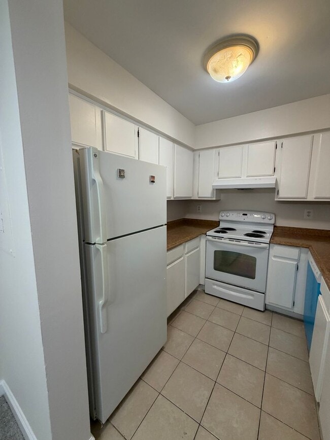 Building Photo - 3 LEVEL TOWNHOUSE WITH 3BEDROOMS AND 2 FULL BATHS