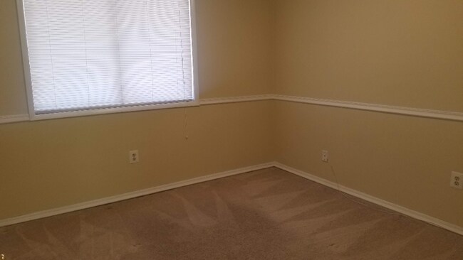 Building Photo - "Charming 2-Bed Condo Retreat in Oxon Hill...