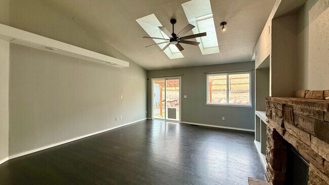 Building Photo - Move in ready home on Hollandale