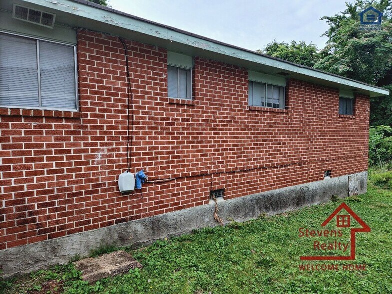 Building Photo - 1810 Portland St