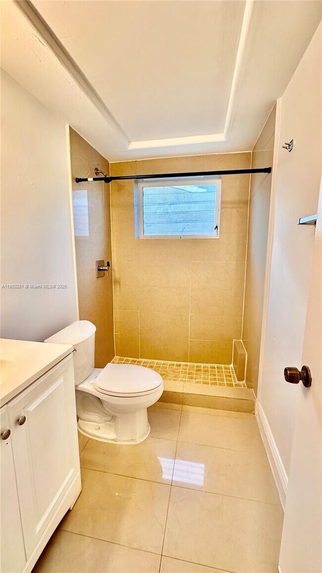 Building Photo - 1955 Normandy Dr