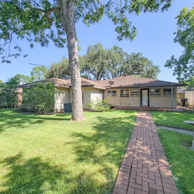 Building Photo - Charming Willowbrook Three-Bedroom Home!