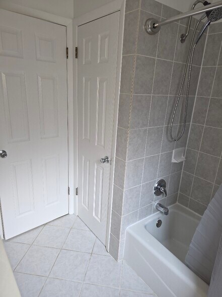 Building Photo - 826 E Capri Dr