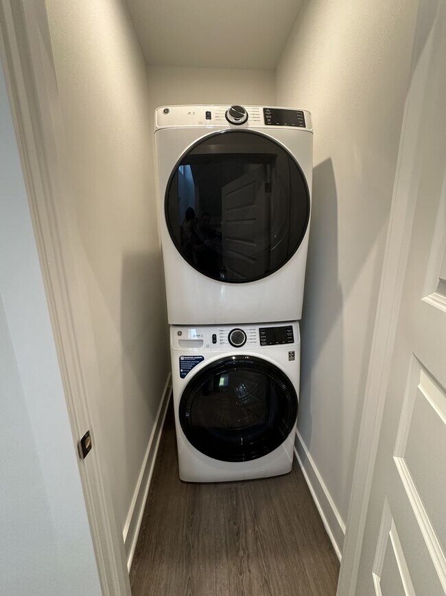 Building Photo - For Rent: Luxurious Short Pump Condo at Ga...
