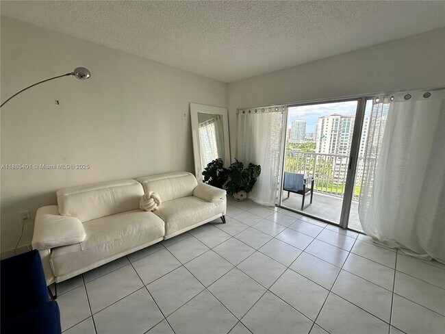 Building Photo - 300 Bayview Dr