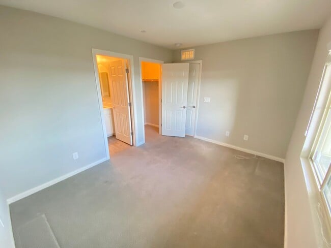 Building Photo - Gorgeous 3Bed/4Bath/2Car, 3-Story Townhome nestled in this beautiful Summerlin West Gated Communi...