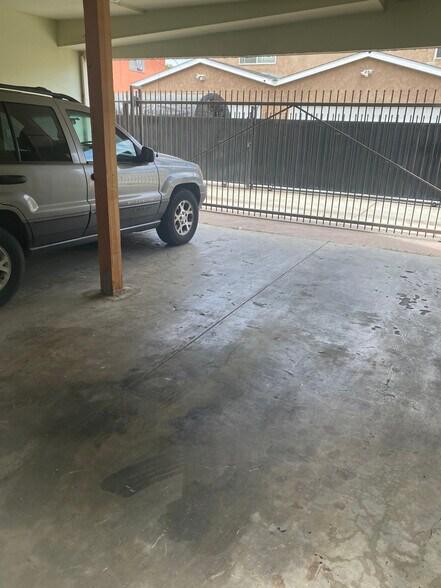 carport - 2225 E 14th St