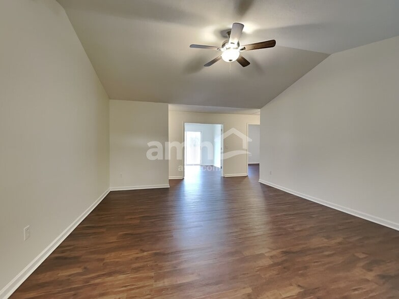 Building Photo - 200 Kingscreek Dr