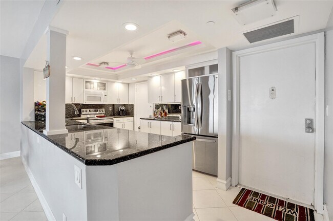 Building Photo - 1150 Hillsboro Mile