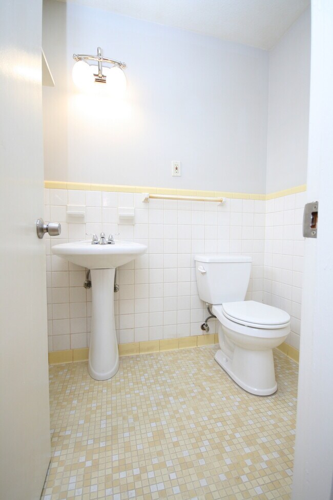 Building Photo - 7620 Charlotte Dr SW