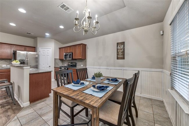 Building Photo - 328 Langely