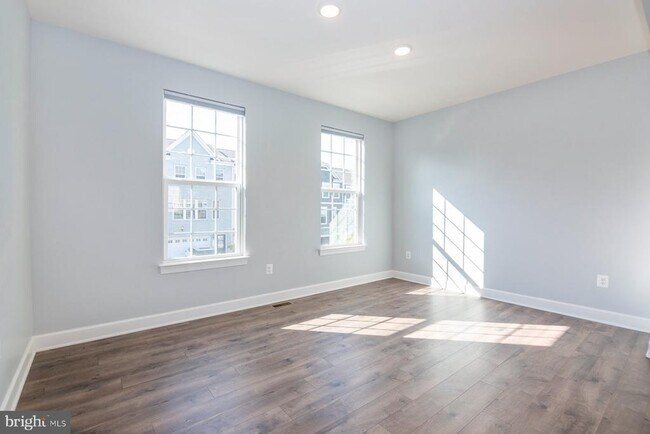 Building Photo - 8772 Elsing Green Dr