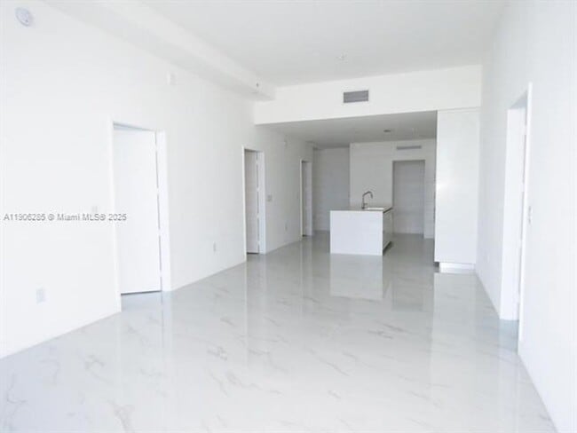 Building Photo - 700 NE 24th St