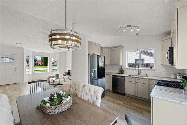 Building Photo - Stunning 3 bdrm 2 bath  Hayden Home!