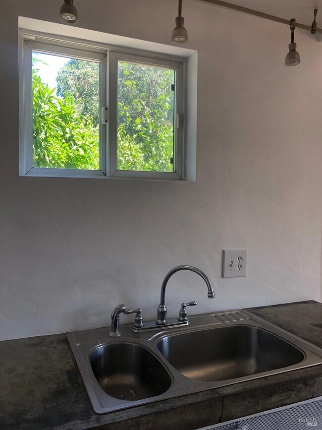 Building Photo - 334 Ridgway Ave