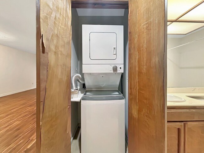 Building Photo - Amazing 2BR/2BA in the heart of UTC! Parki...
