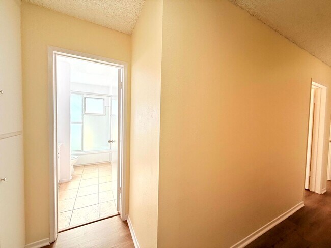 Building Photo - Beautiful Renovated Spacious 4 Bed - 2 Bath Home in West Hills