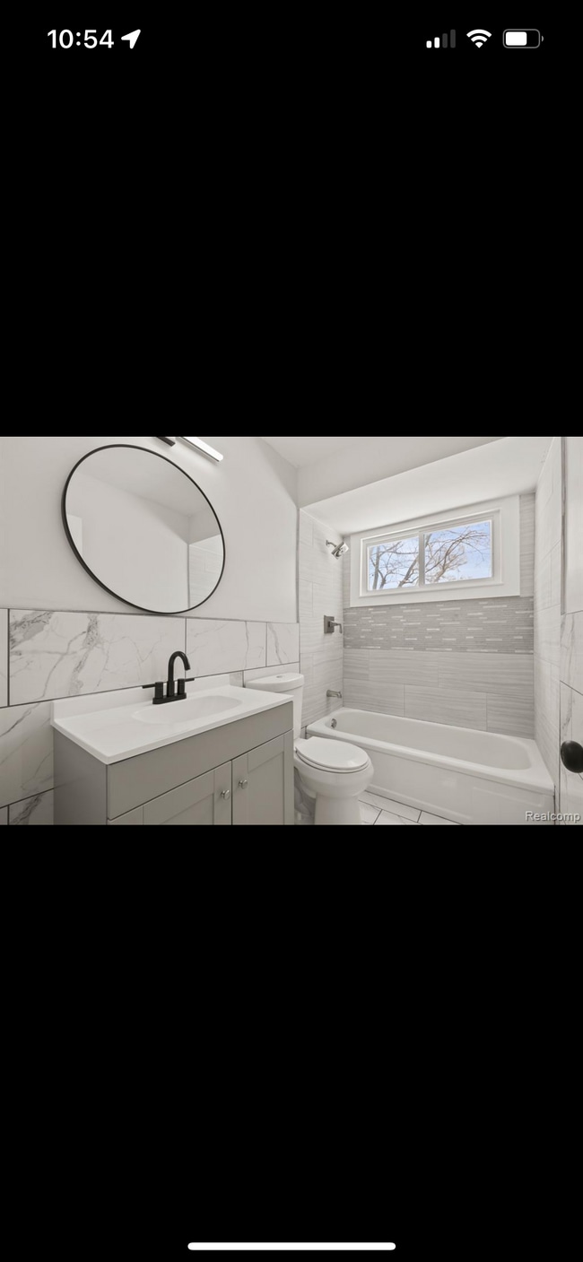 Building Photo - Newly Remodel Home