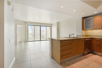 Building Photo - Turnberry Towers 2105W-Stunning City Views...