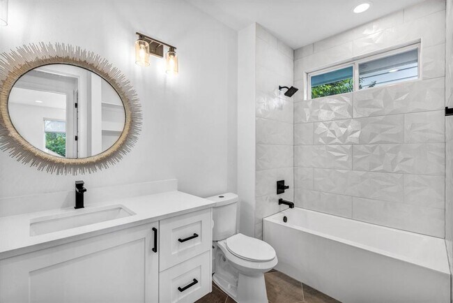 Building Photo - 2405 E 11th St