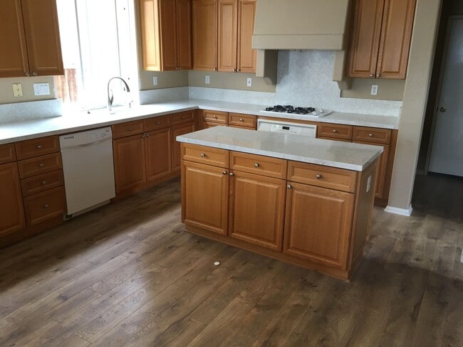 Building Photo - 5BD 2.5BA House in Carlsbad